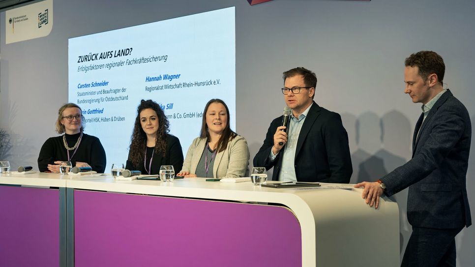 Auf Einladung des Bundesministeriums für Arbeit und Soziales durfte Hannah Wagner (2.v.l.) eine Paneldiskussion mitgestalten.