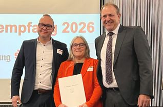 Beim Neujahrsempfang überreichte Oberbürgermeister Frank Frühauf den Kulturpreis 2025 an die Vorsitzende des Musikvereins Tiefenstein, Theresia Rommelfanger, und an dessen Dirigenten Martin Wendel (v. r.).