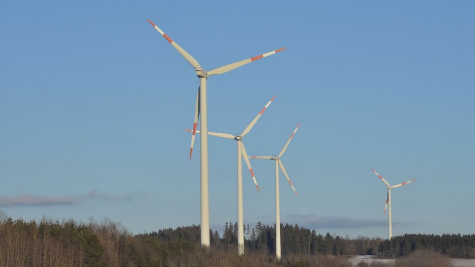 Dass mehrere Windräder errichtet werden – wie hier die Anlage Samersbach – befürchtet die Wählergruppe »Sturm im Wald«. Die Ortsgemeinde verneint das. Foto: Mager