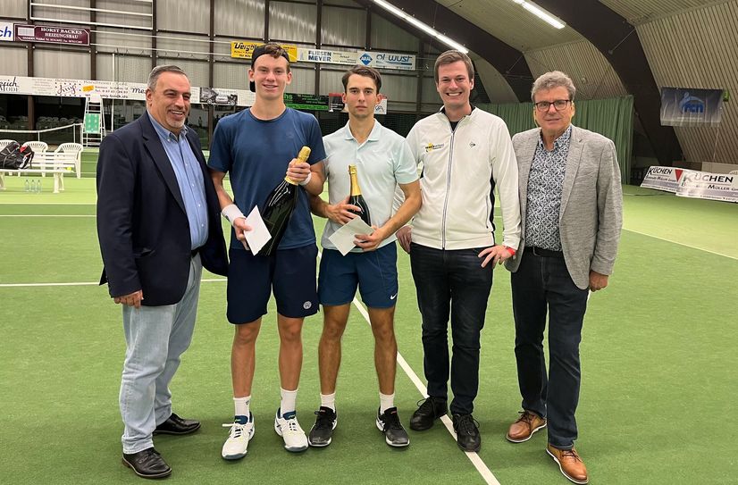 Der Sportwart des Tennisverbandes Rheinland-Pfalz Andreas Germei (l.) und Turnierorganisator Lothar Rodenbusch (r.) erwarten wieder hochklassigen Tennissport im Sportpark Simmern.