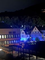 Nächtlicher Einsatz von Feuerwehr und Polizei im Sparkassengebäude: Kurz vor ein Uhr löste ein Eindringling dort den Sicherheitsmechanismus aus. Der gesamte Raum, in dem sich die Geldautomaten befinden, wurde daraufhin vernebelt.