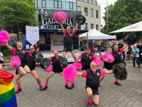 Die »Pink Poms« aus Köln bereicherten den Euskirchener CSD mit einer Cheerleader-Show.