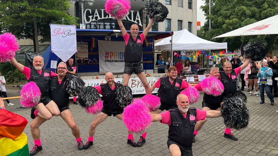 Die »Pink Poms« aus Köln bereicherten den Euskirchener CSD mit einer Cheerleader-Show.