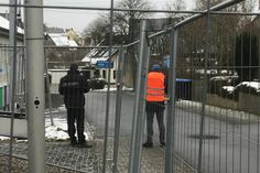 Aktuell wird die Parkplatzkontrolle und Einfahrtsüberwachung von einem Sicherheitsdienst vorgenommen. Anfangs waren freiwillige Helfer der Feuerwehr dafür vorgesehen. Foto: Zender