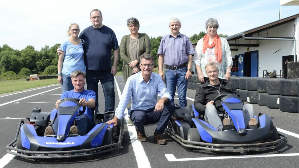 Richard Orphan, Jan Lembach und Christopher Merkel (vorne, von links) stellten mit Vertretern aus Politik, Tourismus und Gastronomie die neue Strecke der Kartbahn Dahlemer Binz vor. mn-Foto