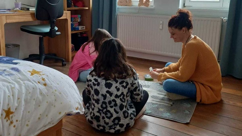 Beim Kartenspielen im Kinderzimmer.