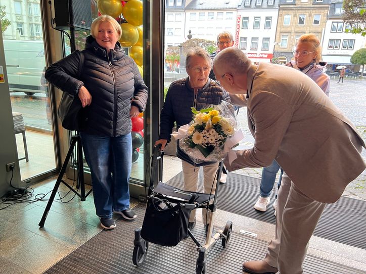 Die erste Kundin wurde selbstverständlich mit einem Blumenstrauß willkommen geheißen.