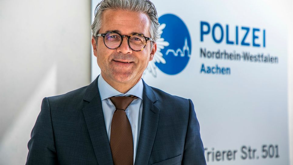 Andreas Bollenbach leitet seit 2020 die Direktion Kriminalität und musste erstmals deutlich steigende Straftaten im Aachener Polizeipräsidium vermelden. Dazu trug auch eine Einbruchsserie in Roetgen bei.