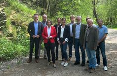 Verwaltungs- und Fraktionsspitzen der Stadt Monschau führten die Ministerin für Bauen und Kommunales, Ina Scharrenach (3.v.l.), über den Biesweg, der durch das Hochwasser des kleinen Laufenbachs am 14. Juli 2021 zerstört und nun für 726.000 Euro saniert wird. Foto: T. Förster