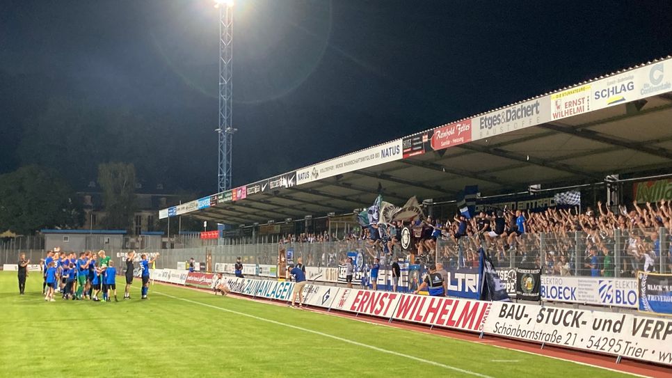 Die Mannschaft lässt sich von ihren Fans nach dem Spiel vor der Gegengerade feiern.