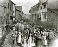 Das linke Bild zeigt den Bau der Wasserleitung in der Wachendorfer Straße von Lessenich um das Jahr 1905.