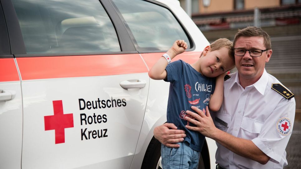 Einsatzleiter Thorsten Walg ist froh, dass auch sein Sohn Carl ein DRK Bändchen trägt. Foto: Köhler/DRK