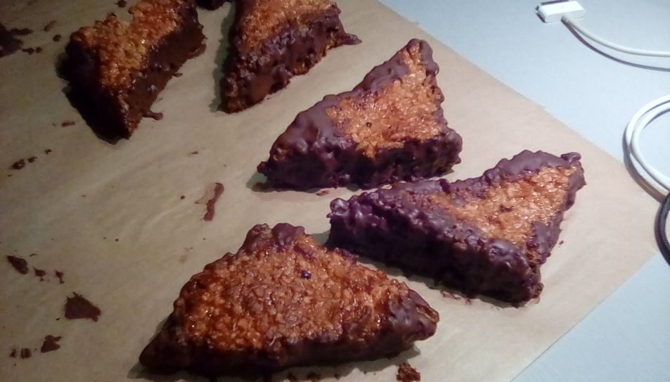 "Gestern habe ich die Nussecken gebacken, die sind auch sehr lecker. Natürlich nach 'Myline'-Art!!" Foto: privat