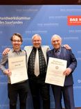 Hohe Auszeichnung für den jetzt 80-jährigen Wolfgang Tapp (rechts) aus Wiltingen: Die Handwerkshammer hat ihn mit dem Goldenen Meisterbrief geehrt. Genau 50 Jahre nach seiner Meisterprüfung feiert nun auch Enkel Bryan (links) diesen Abschluss in dritter Generation. Weiter im Bild: Bryans Vater Wolfgang, der ebenfalls den Meistertitel trägt.