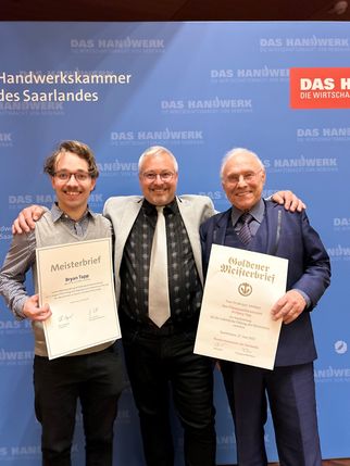 Hohe Auszeichnung für den jetzt 80-jährigen Wolfgang Tapp (rechts) aus Wiltingen: Die Handwerkshammer hat ihn mit dem Goldenen Meisterbrief geehrt. Genau 50 Jahre nach seiner Meisterprüfung feiert nun auch Enkel Bryan (links) diesen Abschluss in dritter Generation. Weiter im Bild: Bryans Vater Wolfgang, der ebenfalls den Meistertitel trägt.