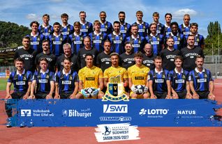 Junges Team, große Aufgaben: Das offizielle Mannschaftsfoto von Eintracht Trier zur Saison 2026/27 in der Regionalliga Südwest.