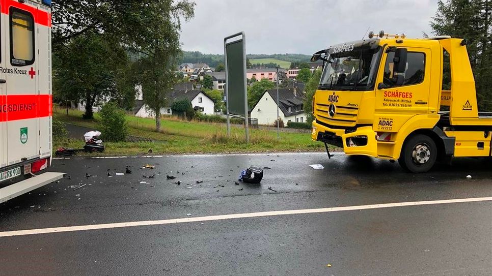 Durch die Wucht des Aufpralls wurde der Abschleppwagen beschädigt, der Motorradfahrer erlitt lebensgefährliche Verletzungen.