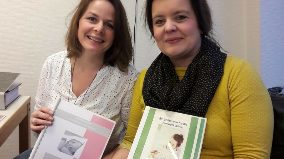 Die Stillberaterinnen der Hunsück Klinik in Simmern, Stefanie-Müller-Hückmann und Gabi Schöfferle, beantworten in der Weltstillwoche alle Fragen rund um das Thema Stillen. (Foto: Hunsrück Klinik)