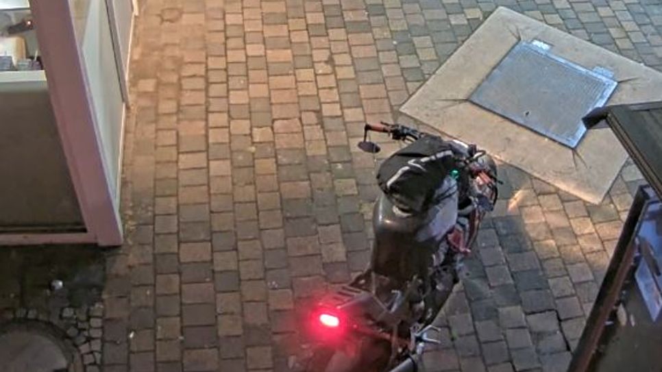 Am 2. August, gegen 3 Uhr, wurden vier Verkaufsautomaten in Lichtenborn aufgebrochen. Bisherigen Ermittlungen zufolge handelt es sich um einen männlichen Täter, der mit einem Motorrad unterwegs war.