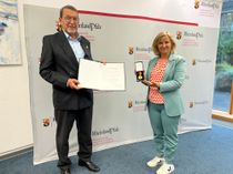 Ministerin Katrin Eder überreicht die Verdienstmedaille des Landes Rheinland-Pfalz an den ehemaligen Trierer Tierheimleiter Andreas Lindig.