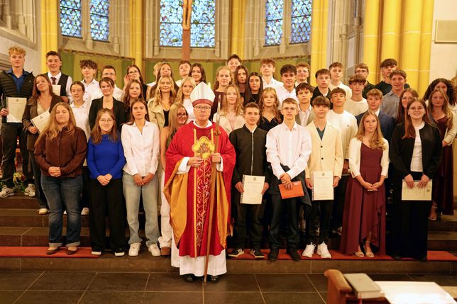 45 Jugendliche haben am 18. September in der St.-Laurentius-Kirche in Saarburg von Bischof Dr. Stephan Ackermann das Sakrament der Firmung empfangen.