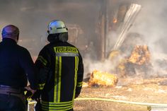 Die Feuerwehr konnte ein Übergreifen der Flammen auf Nachbargebäude zwar verhinden, die Scheune selbst brannte allerdings bis auf die Grundmauern ab.