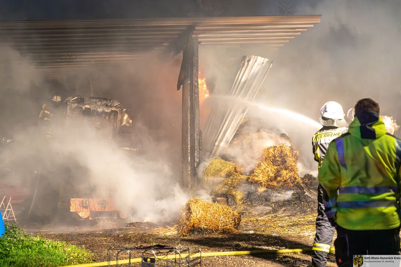 Die Feuerwehr konnte ein Übergreifen der Flammen auf Nachbargebäude zwar verhinden, die Scheune selbst brannte allerdings bis auf die Grundmauern ab.