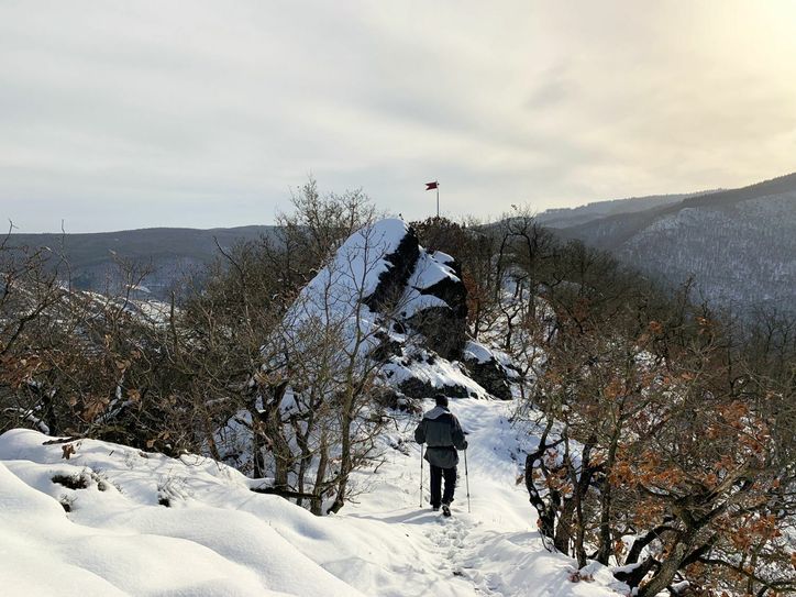 Der Ümerich mit Fahne und Aussichtsplattform.