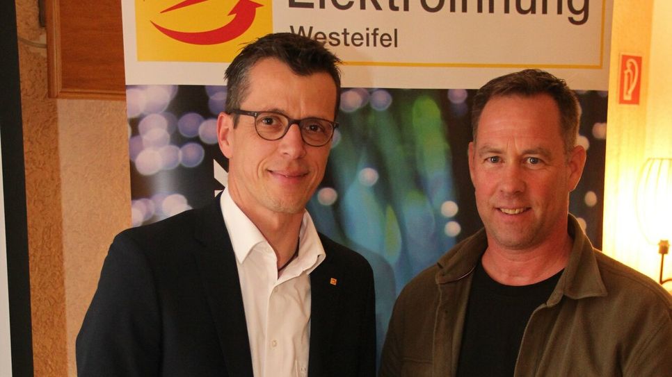 Holger Gompelmann (rechts) wurde von Obermeister Rainer Schmitz mit der Urkunde Silberner Meisterbrief für 25 Jahre Meisterwürde ausgezeichnet.