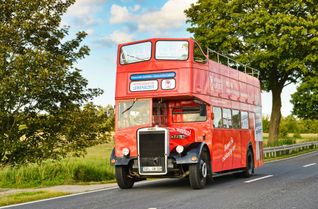 Der rote Londonbus der Kampagne „Herzenssache Lebenszeit“ hält am Mittwoch, 19. August, in Bitburg.