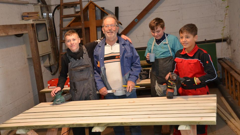 Tische und Bänke für den Schulhof: An drei Projekttagen packten die Jugendlichen an der Förderschule Nordeifel kräftig mit an. Fotos: T. Förster