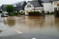 Starkregen sorgt auch in der Region Boppard für überflutete Straßen, wie hier in Hausbay und Rhens. Foto: Polizei