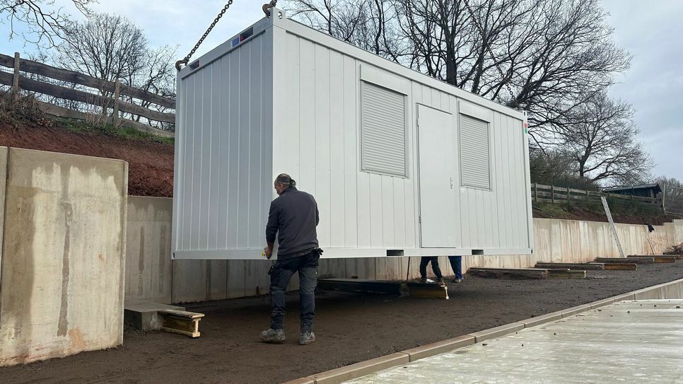 Mit drei Containern wird im Tierheim Mechernich dringend benötigter Platz geschaffen.