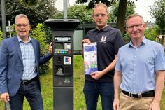 Das Handyparken ist auch in Zülpich möglich. Bürgermeister Ulf Hürtgen (v.l.), Jörg Tillmann (Ordnungsamt) und Paul Karle (Geschäftsbereichsleiter Recht und Ordnung) stellten die neue Bezahlmethode für Parkplätze in der Kernstadt vor.