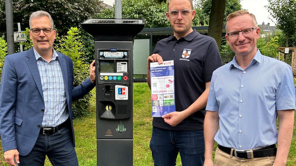 Das Handyparken ist auch in Zülpich möglich. Bürgermeister Ulf Hürtgen (v.l.), Jörg Tillmann (Ordnungsamt) und Paul Karle (Geschäftsbereichsleiter Recht und Ordnung) stellten die neue Bezahlmethode für Parkplätze in der Kernstadt vor.