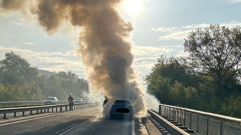 Aufgrund eines technischen Defekts hatten die Reifen des Opels Feuer gefangen. Der Brand breitete sich dann auf den Rest des Fahrzeugs aus.