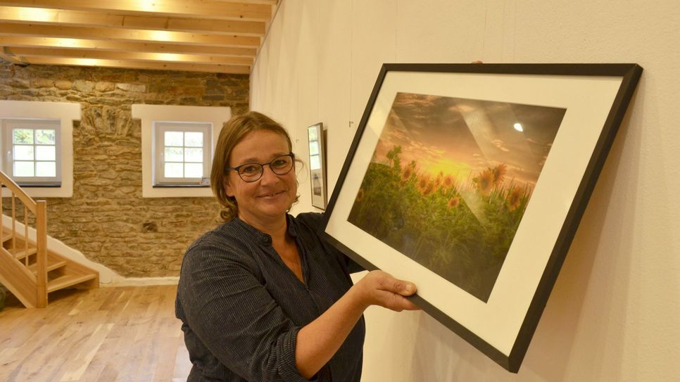 Johanna von Mücke hängt die ersten Fotografien zur Ausstellung »Natur und Meer«, die in ihrer Uedelhovener Galerie stattfindet. »Es sind«, freut sie sich, »sehr unterschiedliche Stile zu sehen«. Fotos: Nielen