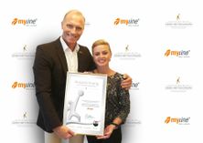 Alexander Dillman mit der Inhaberin des Fit-Up Sportcenter in Mayen, Maggy Kukulski