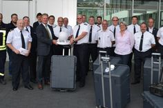 Landrat Günter Rosenke überreichte fünf mobile Sirenen an die Vertreter der Feuerwehren aus  Bad Münstereifel, Euskirchen, Mechernich, Schleiden und Blankenheim.Foto: Scholl