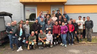 Gruppenbild der ehemaligen und aktiven Fallschirmspringer des FSC Trier