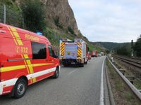 Feuerwehren, die Bergwacht und ein Rettungshubschrauber aus Luxemburg retten einen verletzten Kletterer aus dem Rotenfelsmassiv.