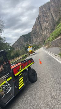 Feuerwehren, die Bergwacht und ein Rettungshubschrauber aus Luxemburg retten einen verletzten Kletterer aus dem Rotenfelsmassiv.