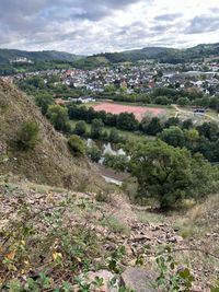 Feuerwehren, die Bergwacht und ein Rettungshubschrauber aus Luxemburg retten einen verletzten Kletterer aus dem Rotenfelsmassiv.