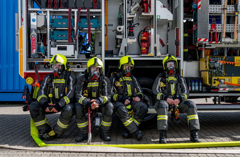 Großübung am Flughafen: Effektive Rettungsmaßnahmen in anspruchsvollem Szenario.