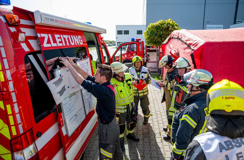 Großübung am Flughafen: Effektive Rettungsmaßnahmen in anspruchsvollem Szenario.