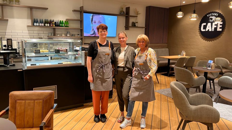 Einkaufsleiterin Caroline Müller freut sich mit den Kolleginnen auf gemütliches Verweilen der Kunden in »Victors Café«.