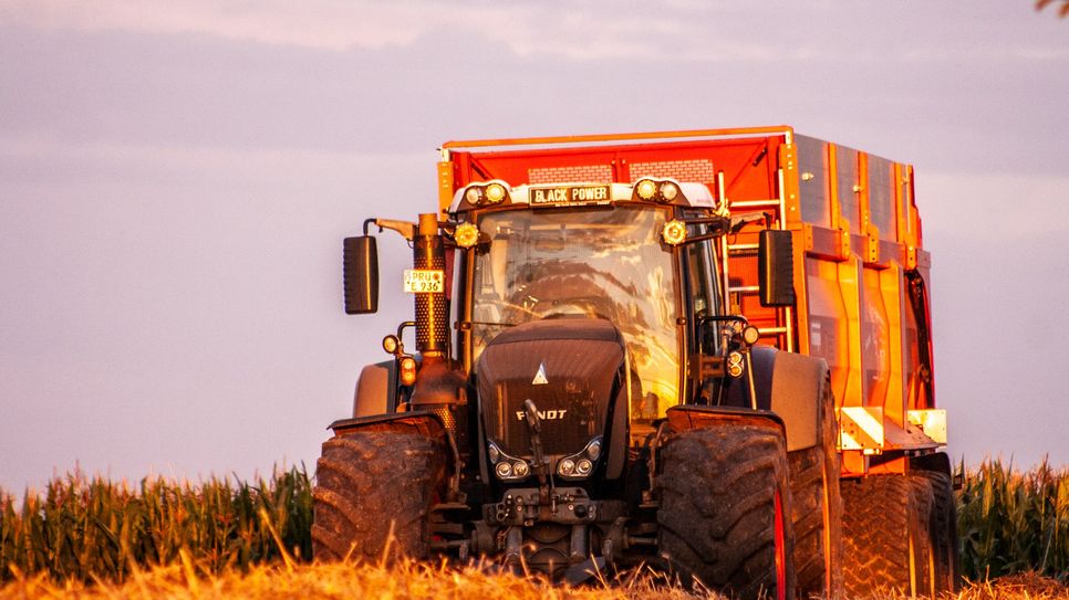 Traktoren bei der Arbeit als Kunstobjekt - Pierres Herz schlägt für Landwirtschaftsmaschinen.