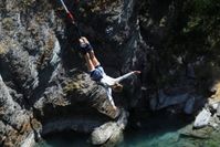 Für die einen reiner Wahnsinn, für die anderen purer Spaß. Bungee-Jumping als Extremhobby.