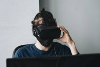 VR Gaming ist nur ein Bereich., der gerade immer beliebter wird. Bildquelle: @ Maxim Tolchinskiy / Unsplash.com