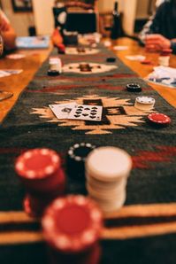 Klassische Spielbanken bieten ein besonderes Flair, doch Online Casinos haben viele andere Vorteile und holen auch in Sachen Atmosphäre auf. Bildquelle: @ JT / Unsplash.com